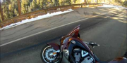 Мотоциклист внезапно оказывается на участке дороги с обледенением